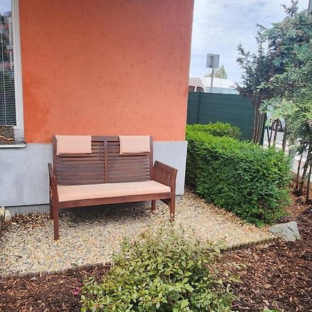 Bastien Studio Near Airport プラハ エクステリア 写真