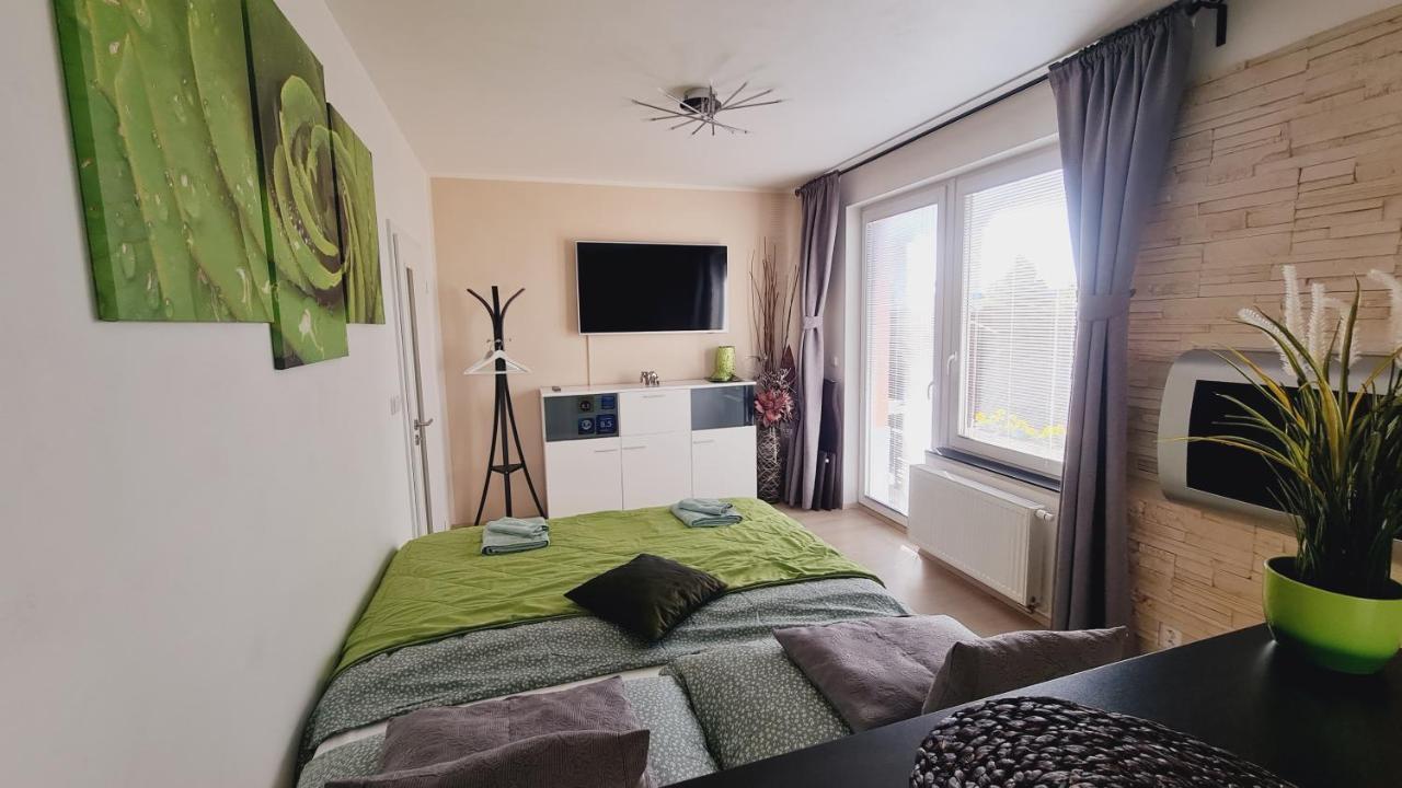 Bastien Studio Near Airport プラハ エクステリア 写真