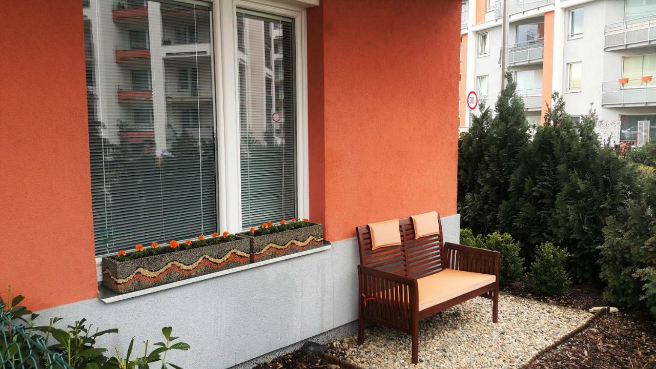 Bastien Studio Near Airport プラハ エクステリア 写真